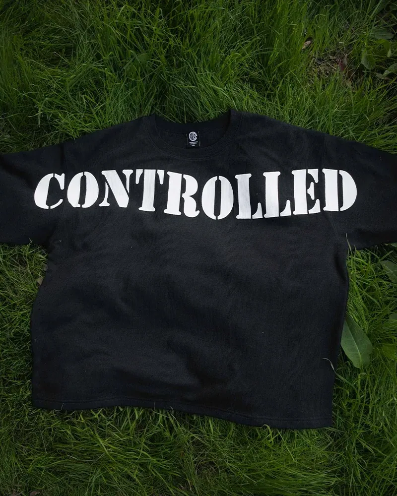 CI PUMP COVER de Controlled Insanity en Midnight Black