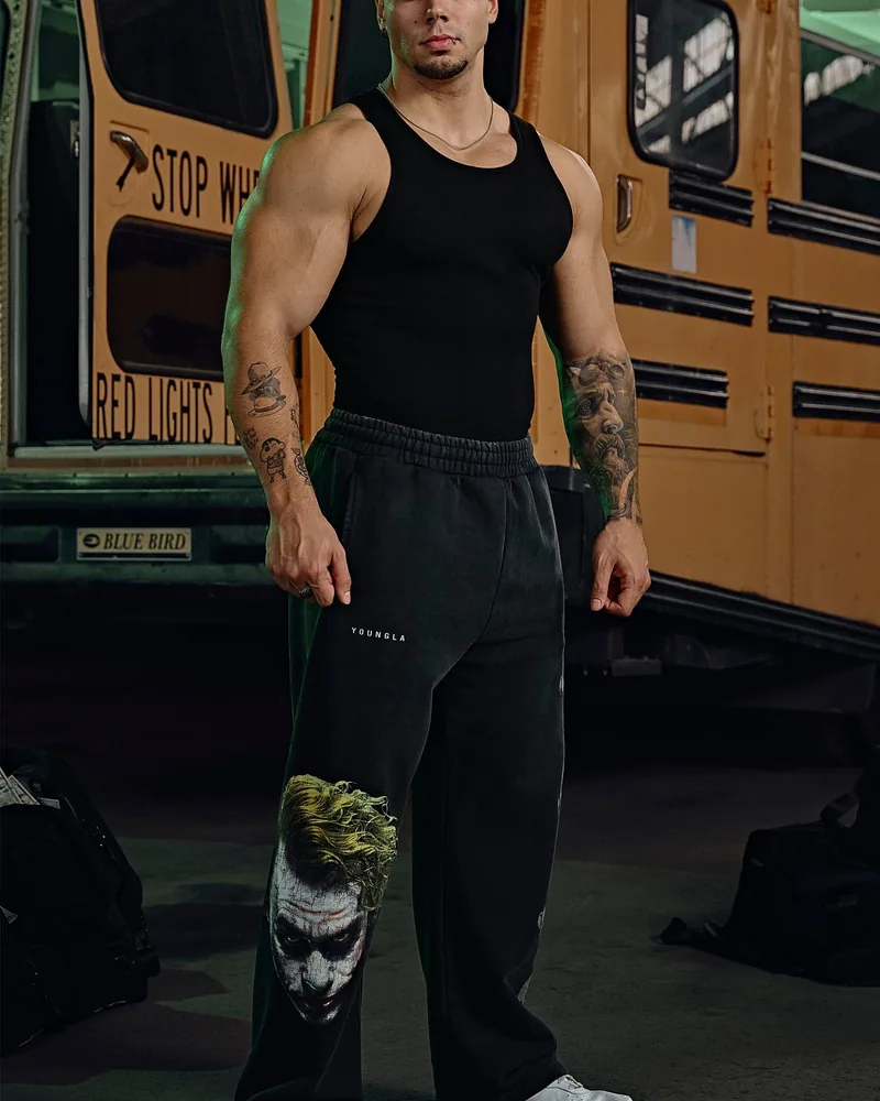 Batman Legends Joggers de YoungLA. Foto de referencia