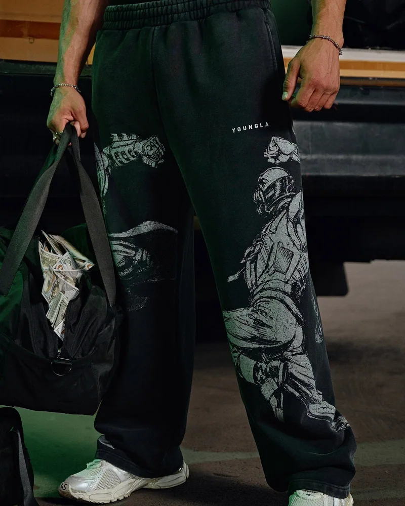 Batman Legends Joggers de YoungLA. Foto de referencia