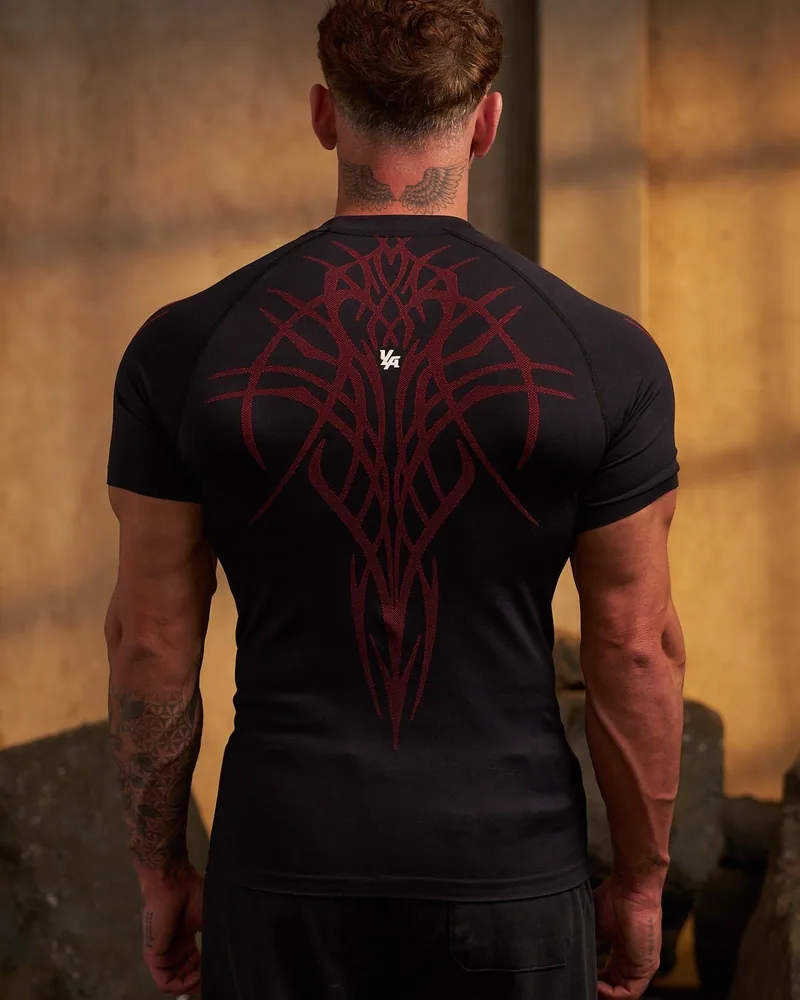 Gothic Compression Tees de YoungLA. Foto de referencia