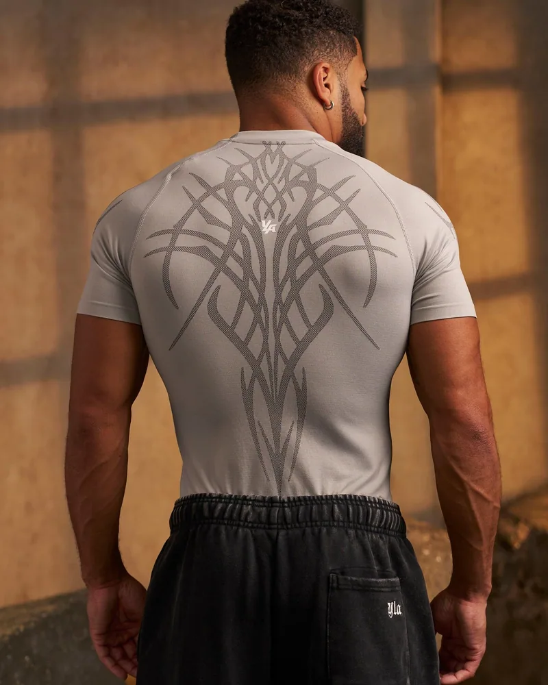 Gothic Compression Tees de YoungLA. Foto de referencia
