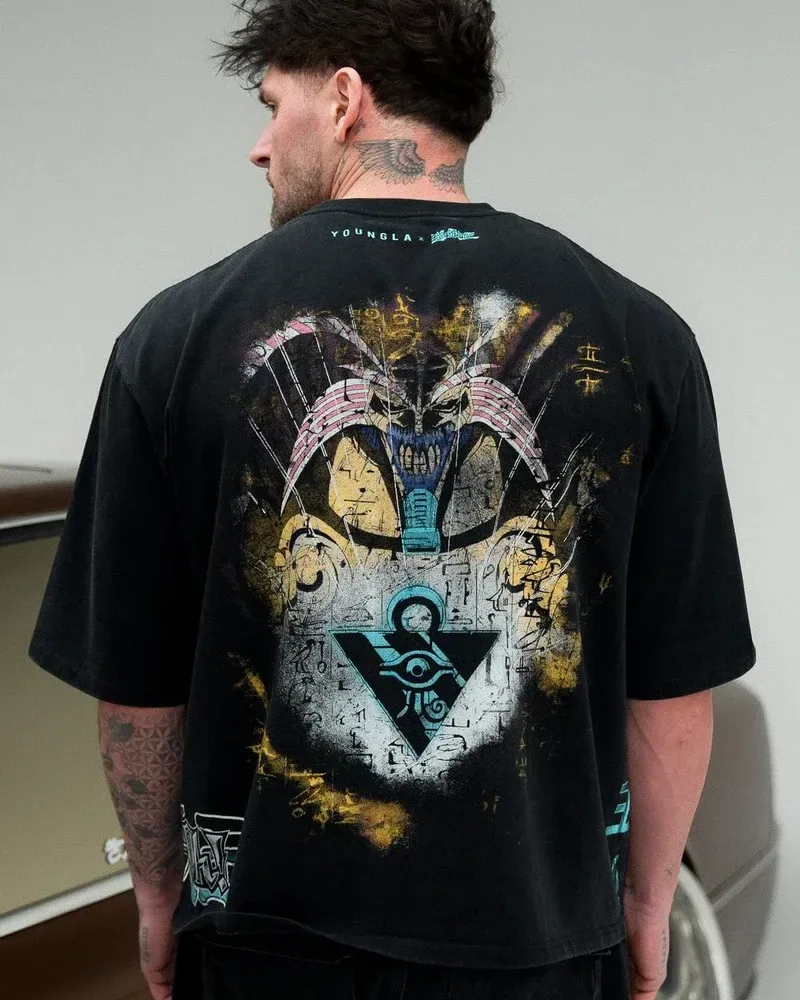 Yu-Gi-Oh! Tees de YoungLA en Milennium Exodia. Foto de referencia en Milennium Exodia