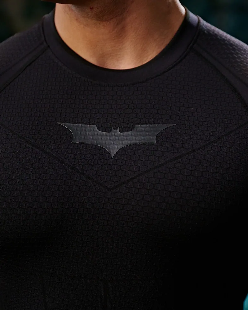 Batman Compression Tees de YoungLA. Foto de referencia