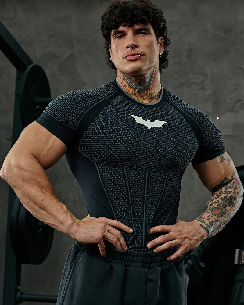 Batman Compression Tees de YoungLA en Black. Foto de referencia en Black