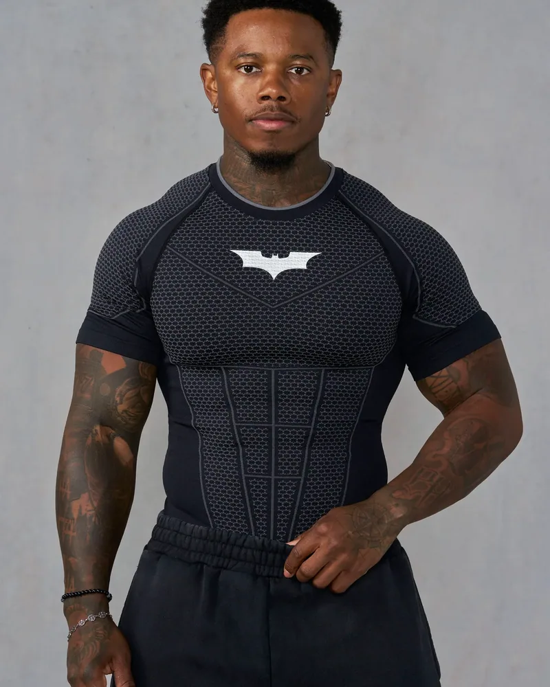 Batman Compression Tees de YoungLA en Black. Foto de referencia en Black