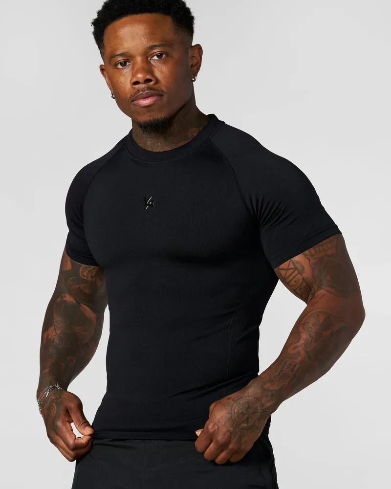 Forme Compression Tees de YoungLA en Black