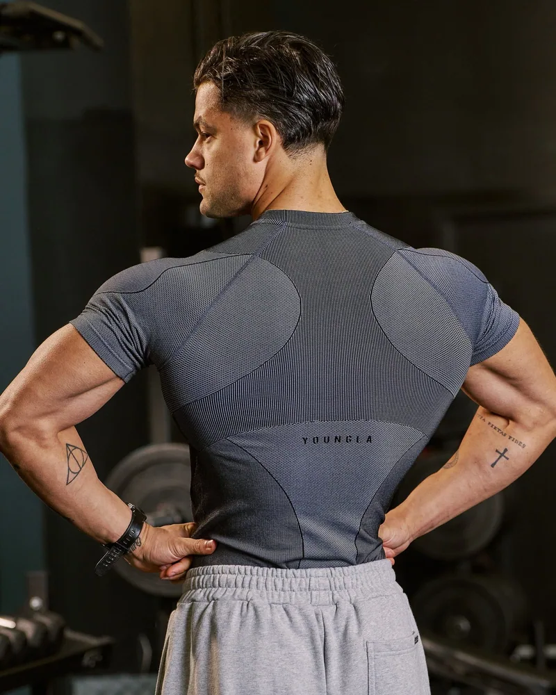 Forme Compression Tees de YoungLA en Grey