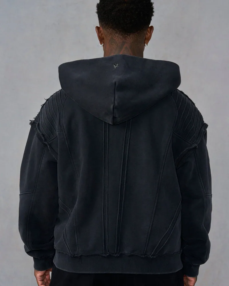 Batman Armored Zip-Ups de YoungLA. Foto de referencia