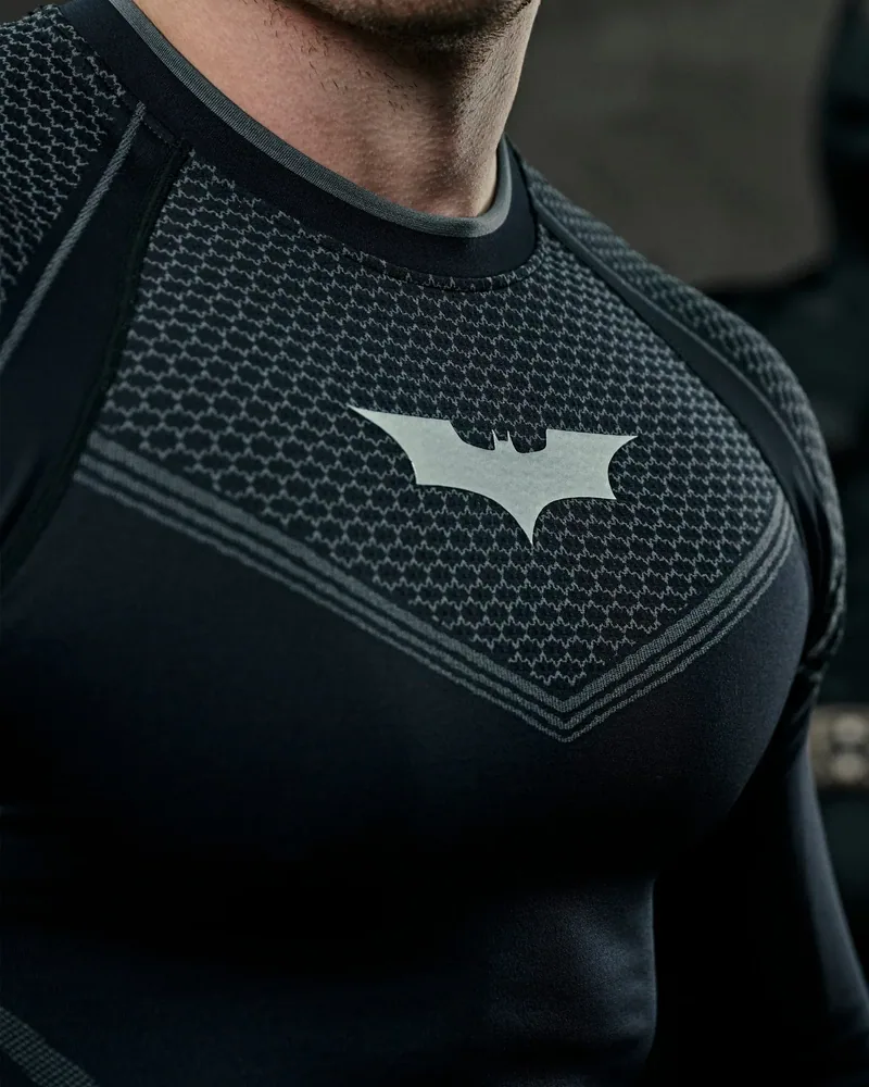 Batman Compression Longsleeves de YoungLA en Black. Foto de referencia en Black